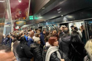 Σαν σαρδέλες οι επιβάτες στον σταθμό της Νέας Ελβετίας